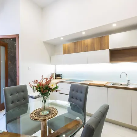 Designer Apt On Promenade, Perfect Location Bu 360 Estates *
