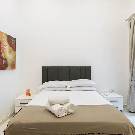 Designer Apt On Promenade, Perfect Location Bu 360 Estates