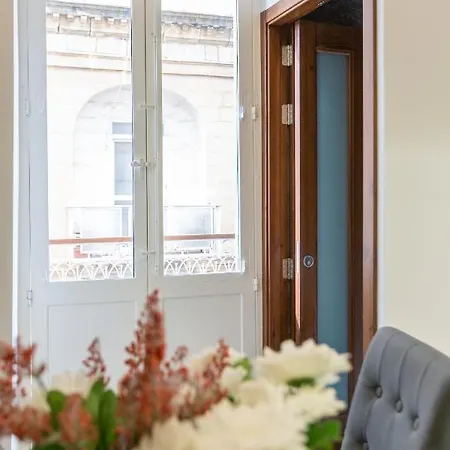 Designer Apt On Promenade, Perfect Location Bu 360 Estates *