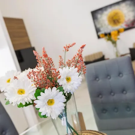 Designer Apt On Promenade, Perfect Location Bu 360 Estates