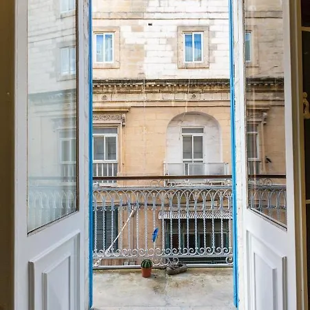 Designer Apt On Promenade, Perfect Location Bu 360 Estates