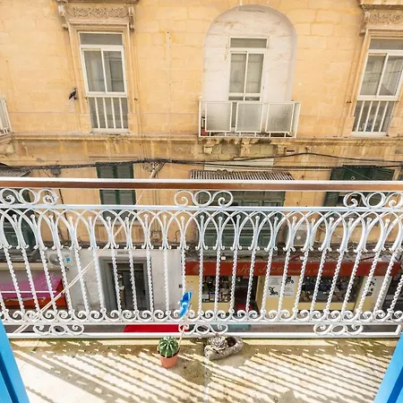 Daire Designer Apt On Promenade, Perfect Location Bu 360 Estates *