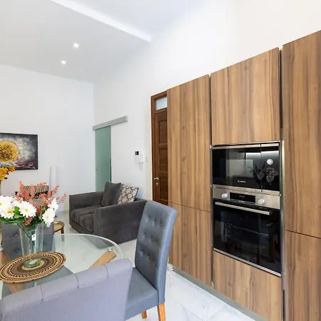 Designer Apt On Promenade, Perfect Location Bu 360 Estates Daire